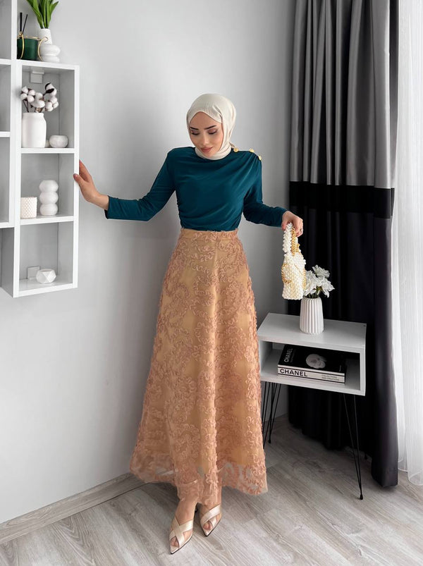 بلوزة رائعة بتفاصيل ازرار ذهبية - Sateen style