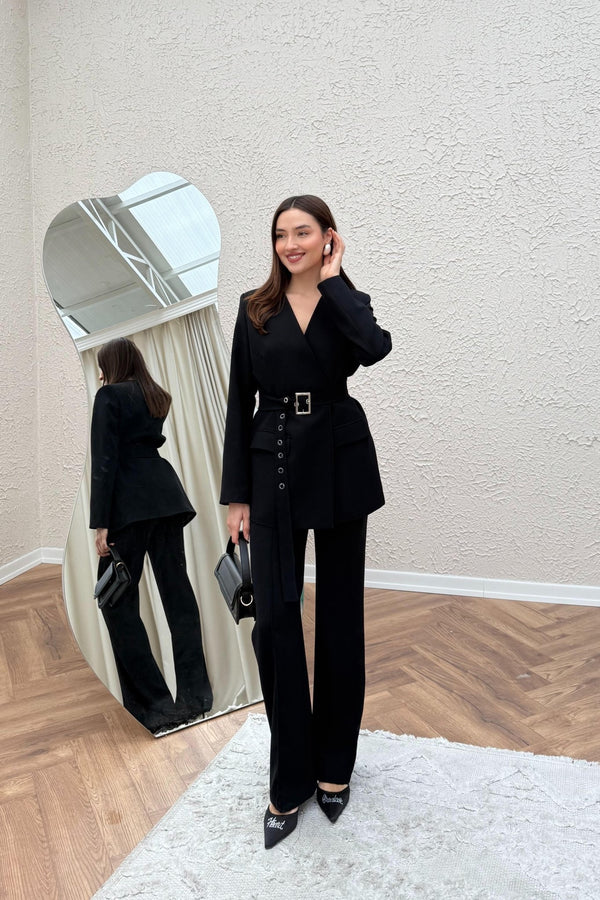 طقم مع حزام وفتحة حرف V - اسود - Sateen style